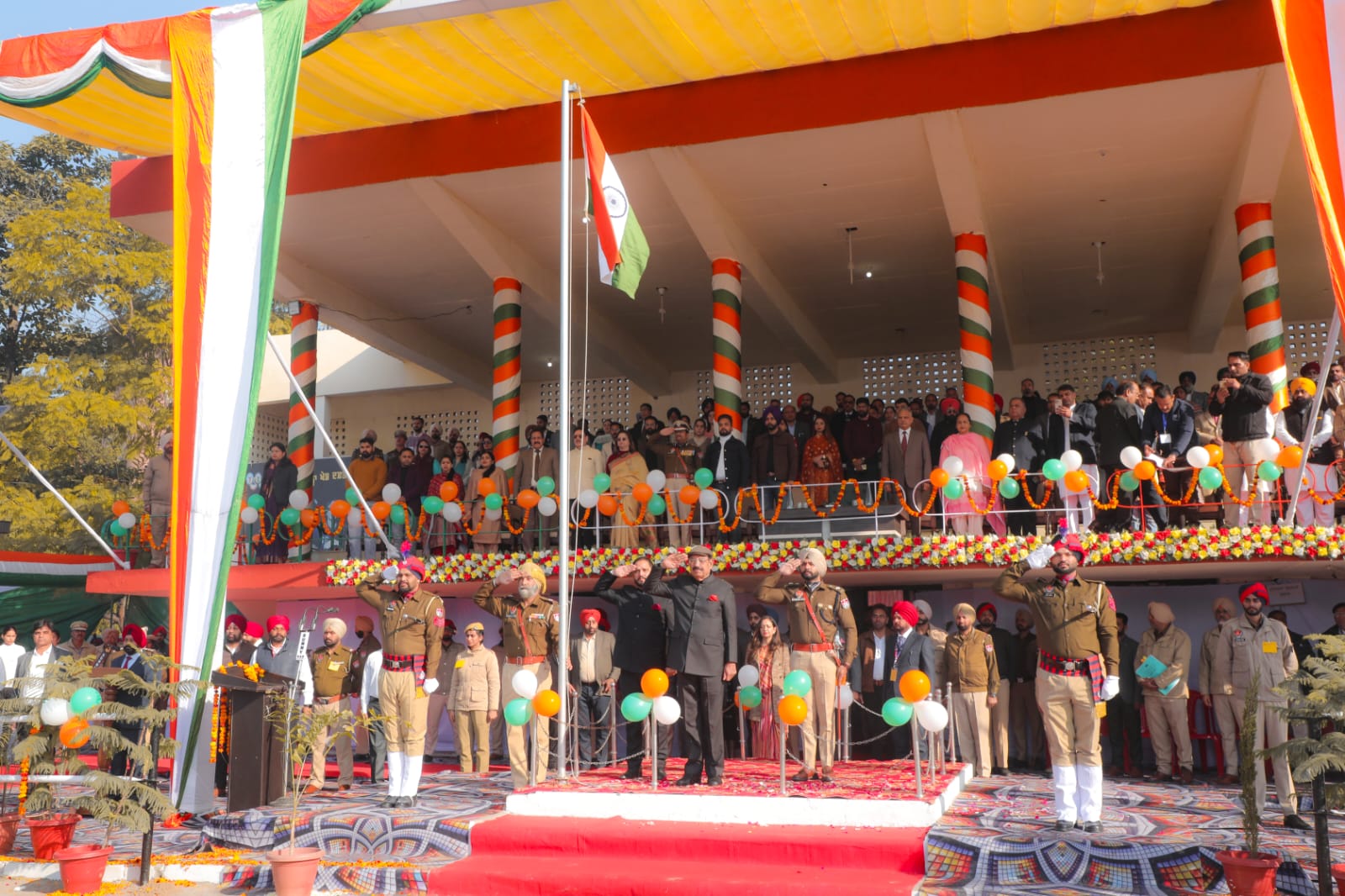 कैबिनेट मंत्री महेंद्र भगत ने 76वें गणतंत्र दिवस के अवसर पर राष्ट्रीय ध्वज फहराया